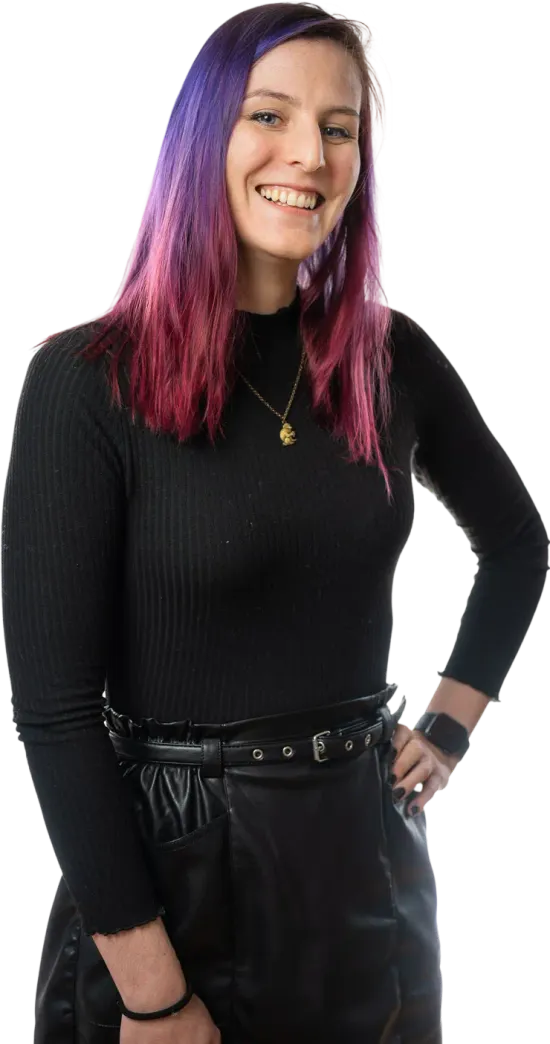Ein professionelles Portraitfoto von mir, wo ich völlig in schwarz gekleidet bin und lila-pinke Haare habe